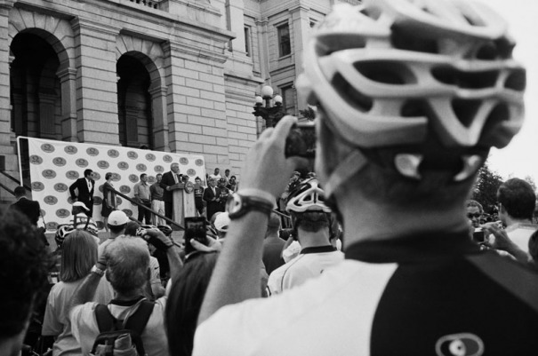 Governor Bill Ritter speaks to a crowd of cyclists