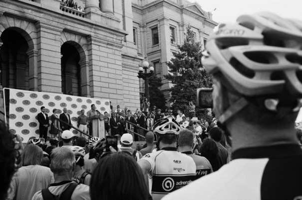 Lance Armstrong speaks to a crowd of cyclists
